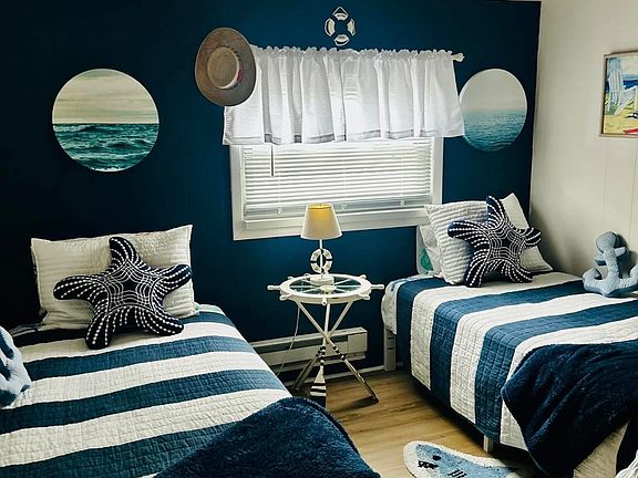 Clean and spacious, 2 twin beds or 1 king * plenty of storage tv dresser & closet