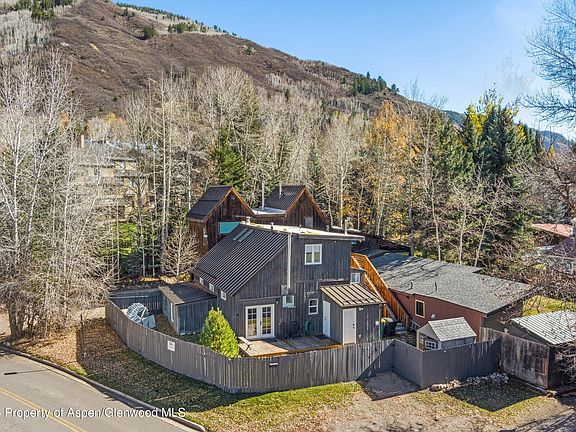 4th image of 560 Spruce St