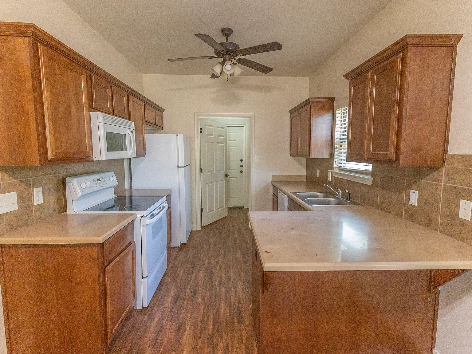 2 bed, 907 sqft, $1,350 — Photo 2