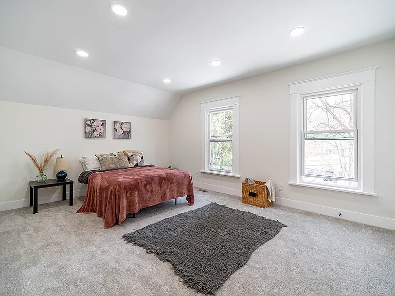 16 Montrose Ave — Photo 2