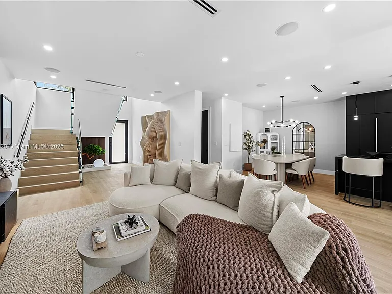 550 NW 42nd St — Photo 9