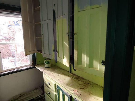 3rd image of 204 Elk St