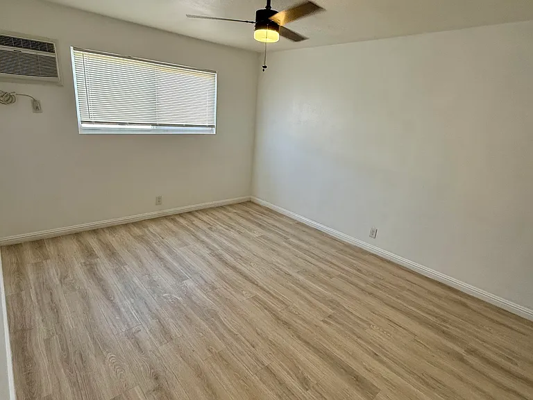 2105 N Webster St — Photo 12