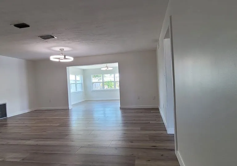 329 W Arlington St — Photo 2
