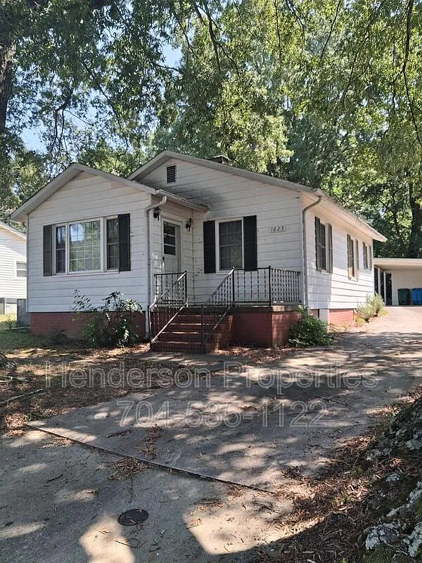 2 bed, 1.0 bath, $850 — Photo 1