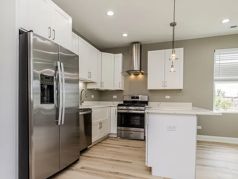 725 N Waller Ave #1 — Photo 4