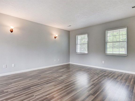 3rd image of 7541 Heumsdale Dr
