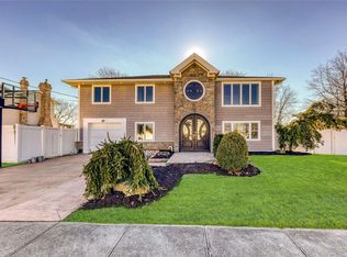 2550 Kevin Rd, Seaford, NY 11783