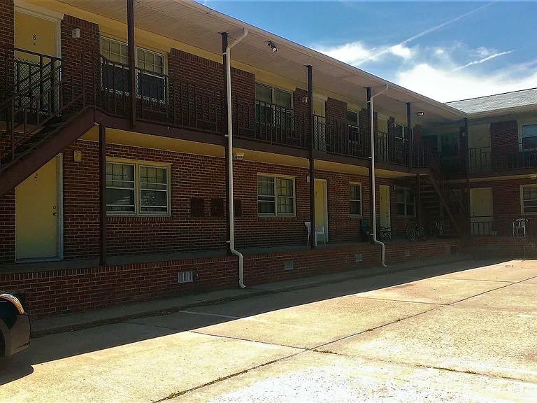 Bay Oaks Park Apartments — Photo 5