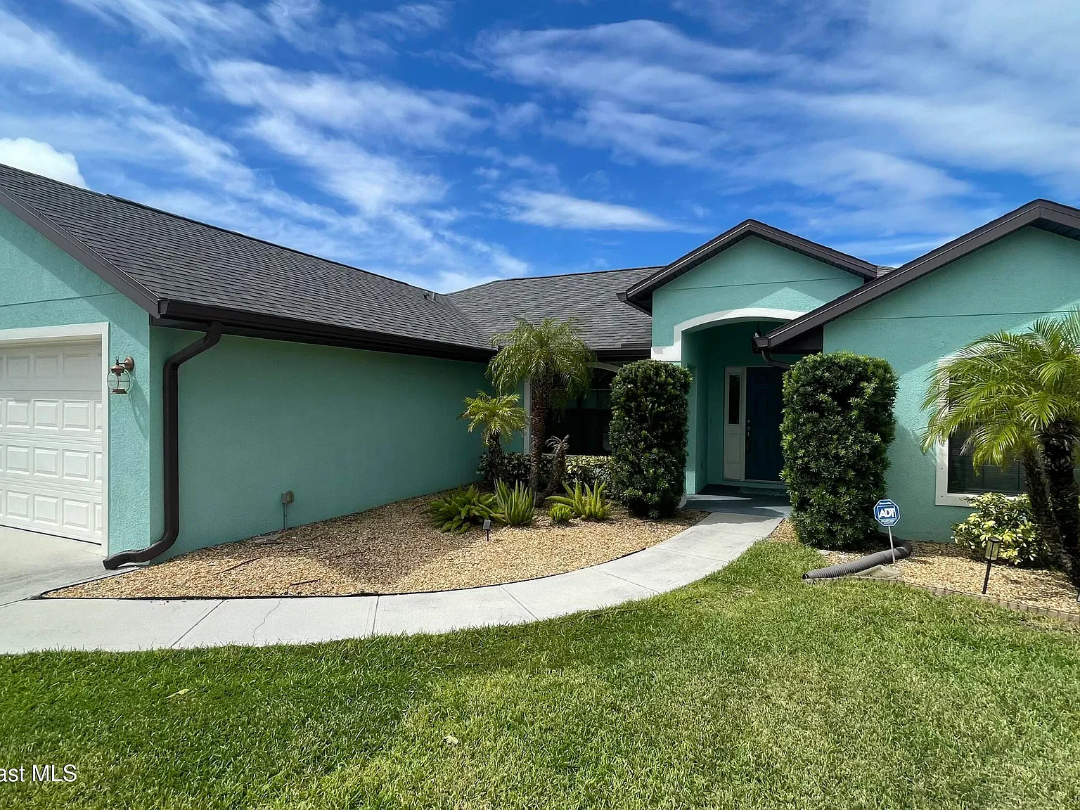 3 bed, 2.0 bath, 1458 sqft, $2,200 — Photo 2