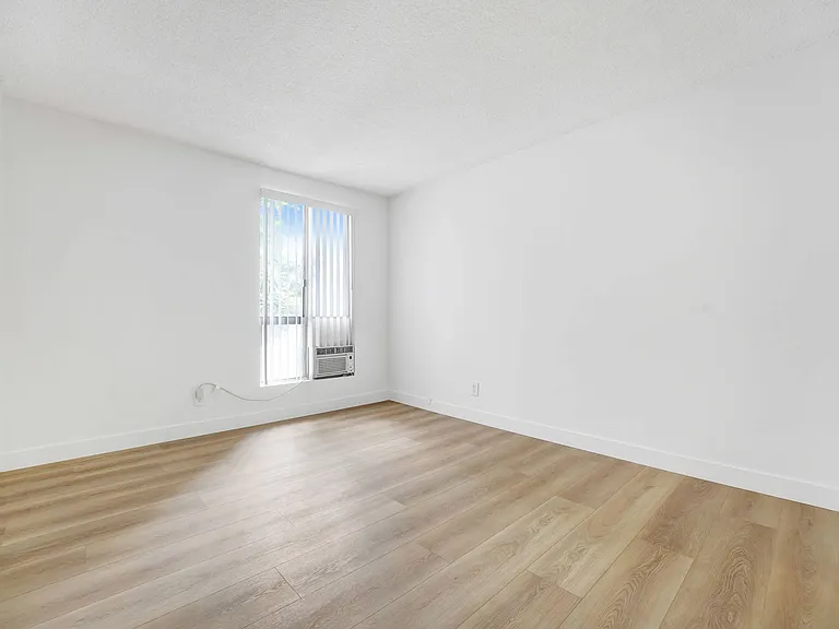 10310 Regent — Photo 15