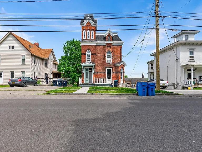 39 Genesee St #TOP — Photo 1