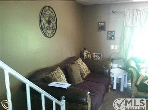 LIVING ROOM1.JPG
