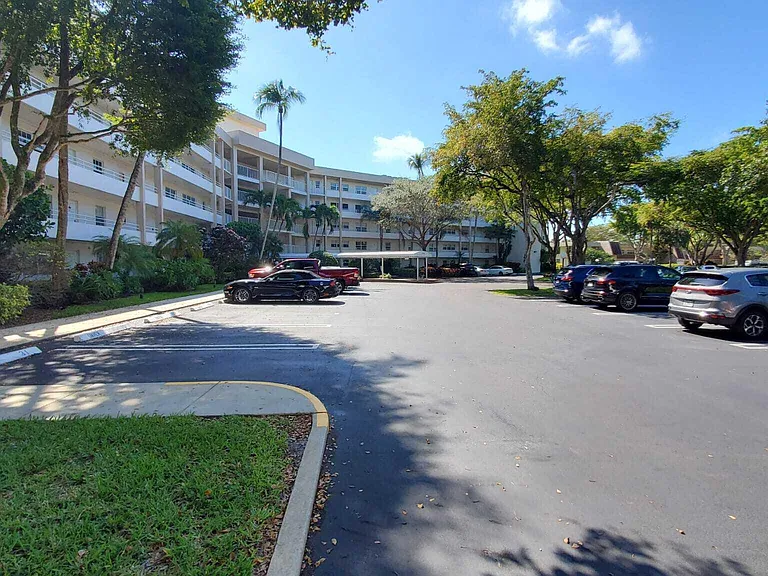 3800 Oaks Clubhouse Dr #112 — Photo 32