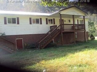 221 Wood Dr, Clendenin, WV 25045
