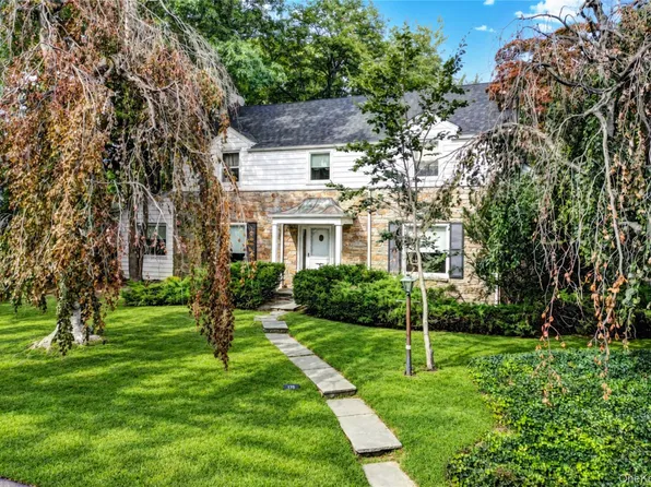 178 Schenck Circle N, Hewlett Harbor, NY 11557