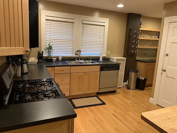 3rd image of 103 Norfolk St #103