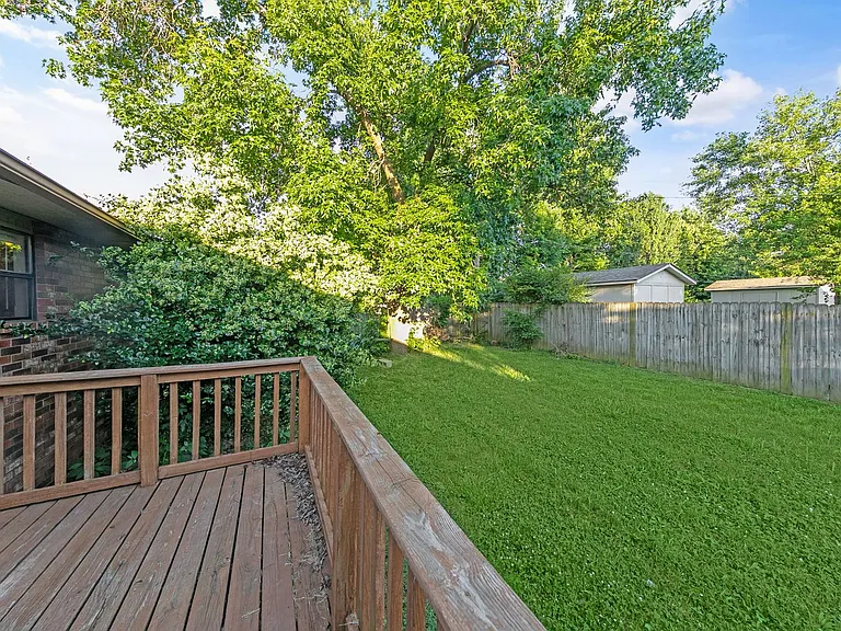2204 Douglas St — Photo 17