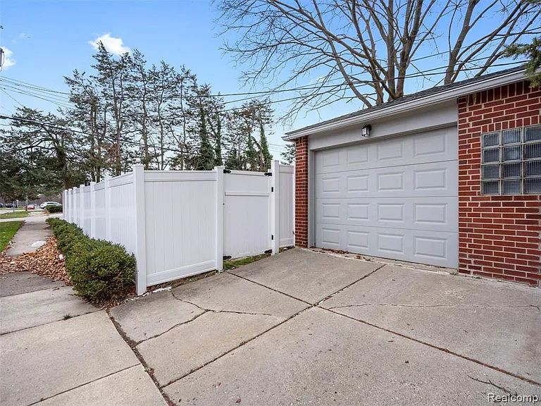 2090 Bradford Rd — Photo 29
