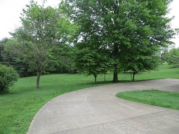3rd image of 921 Hickory Dr