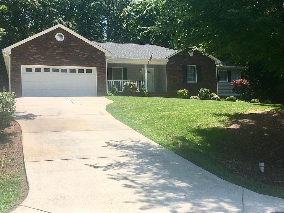 Beautiful Front Yard with maintenance free landscaping!