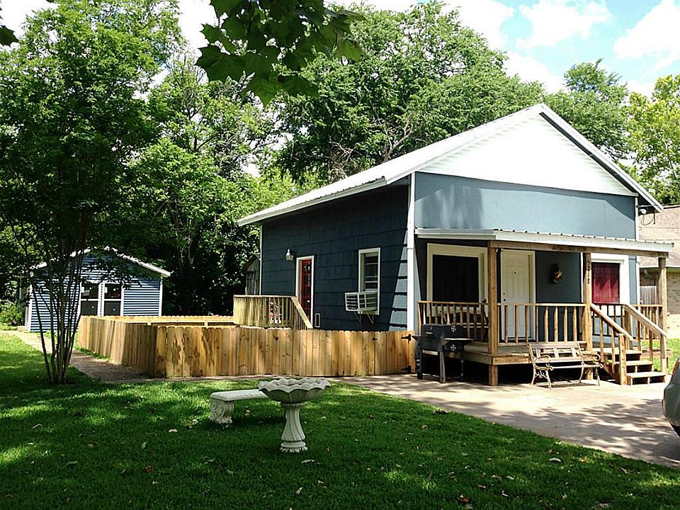 DARLING OPEN CONCEPT HOME WITH BRAND NEW ROOF