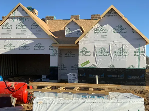 2903 Isle Grand Dr, Belmont, MI 49306