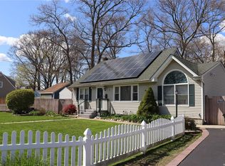 7 Manhattan Blvd, Islip Terrace, NY 11752