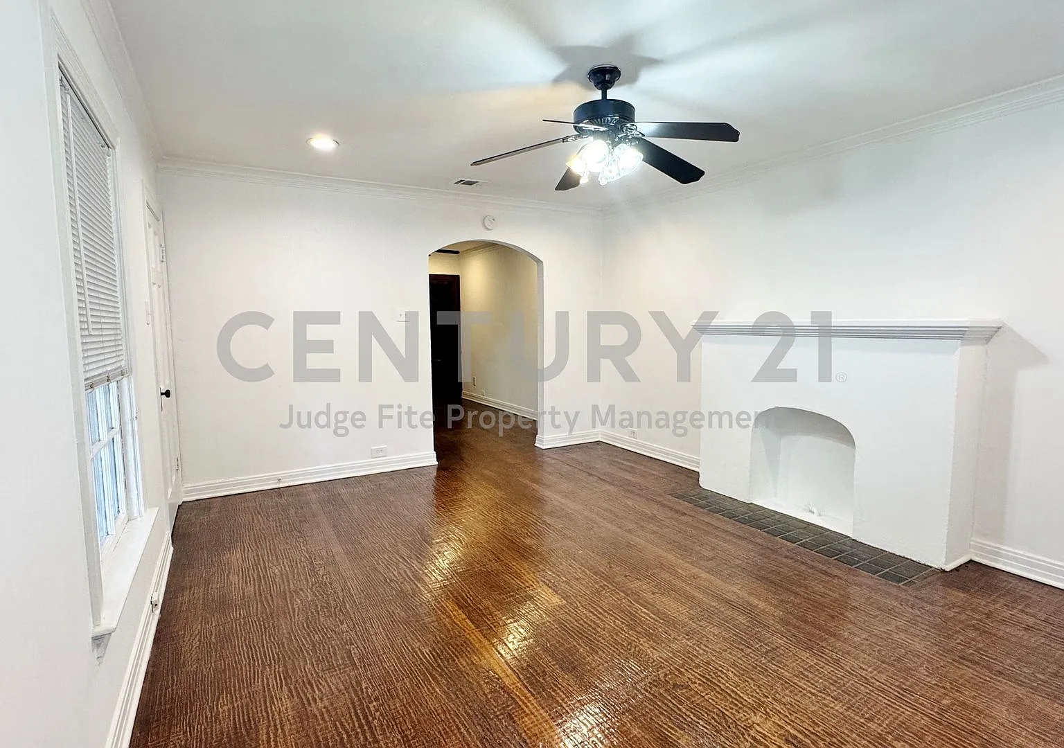 Cozy Tudor-Style 2/1 In Great Dallas Location For Rent! — Photo 3