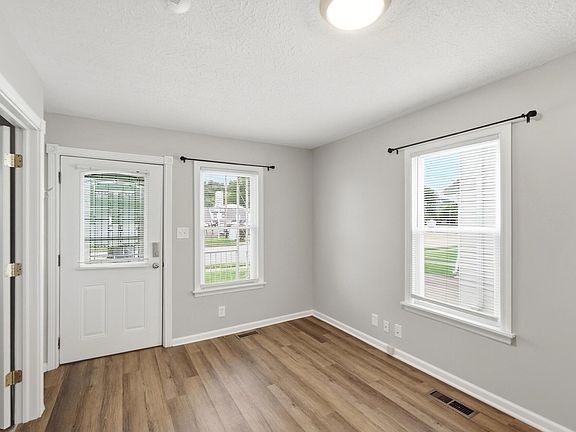 5th image of 843 Elm St