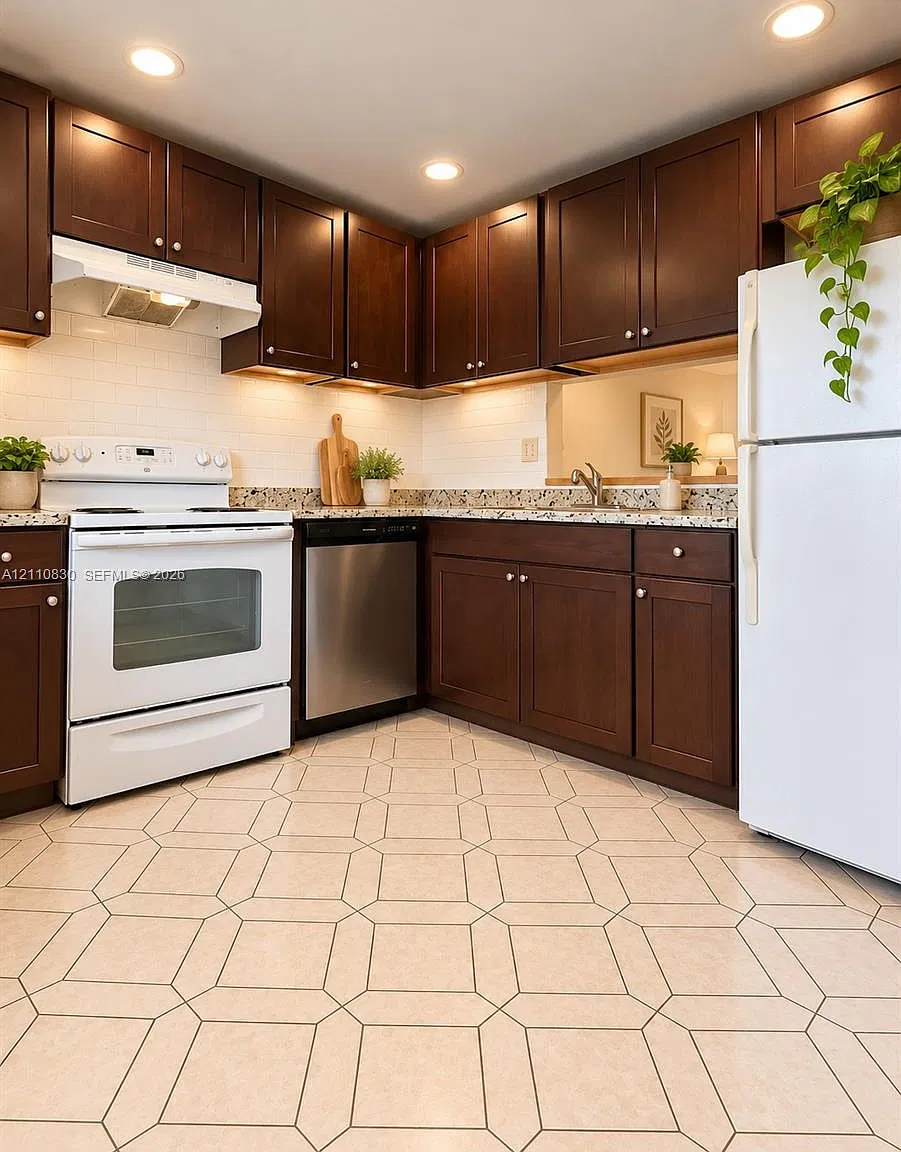 Cypress Chase Condo No 6 — Photo 2