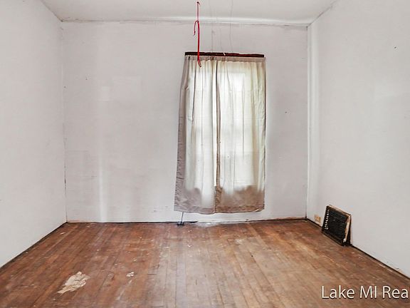 3rd image of 616 Michigan Ave W