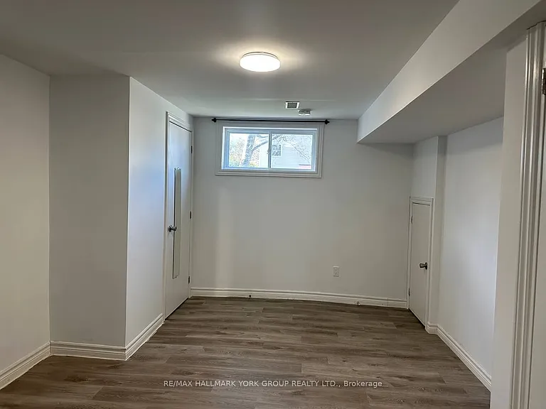 222 Currey Cres #BASEMENT — Photo 9