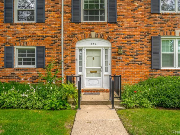 560 Billingsgate Ct, Bloomfield Hills, MI 48301