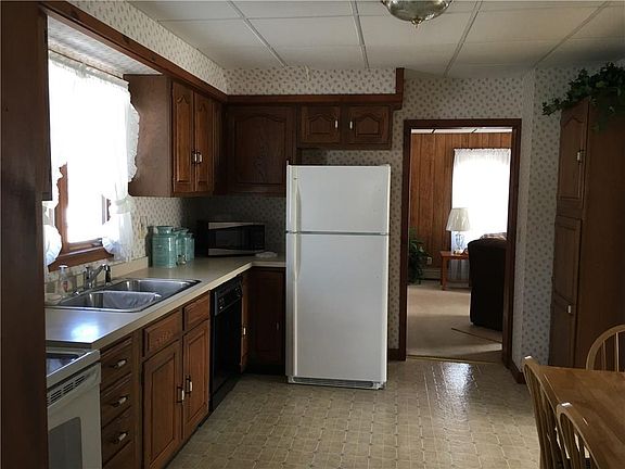 3rd image of 412 Hazzard St