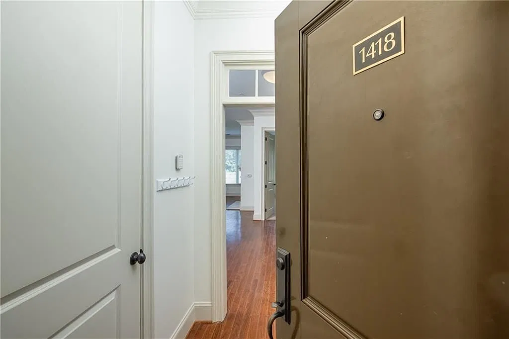 2 bed, 2.0 bath, 1212 sqft, $2,400 — Photo 2