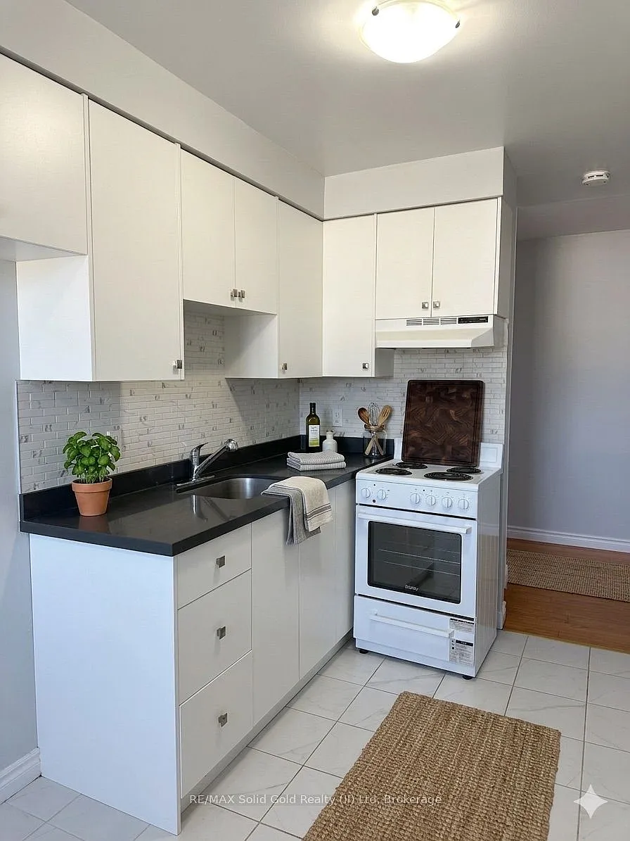 Building Photo - 15 Mowat Blvd #14