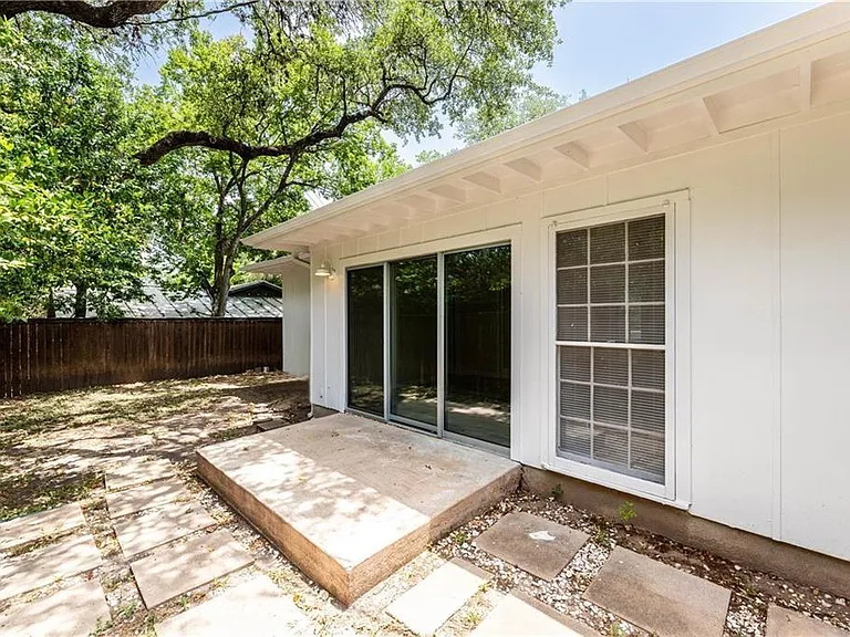 1704 Emilie Ln — Photo 17