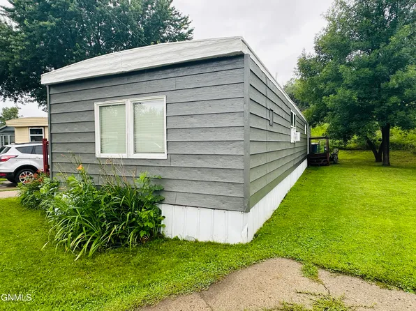 125 Sunnyside Trailer Ct, Jamestown, ND 58401