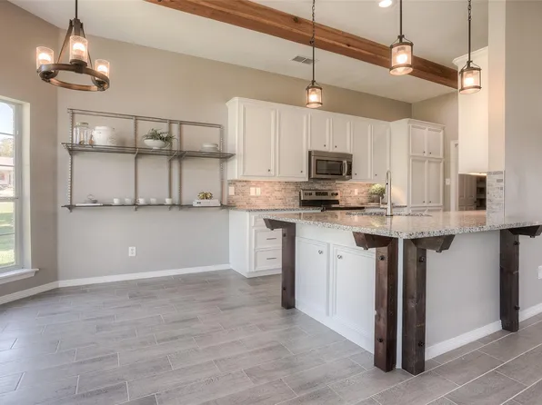 319 Brookhollow Dr, Huntsville, TX 77340