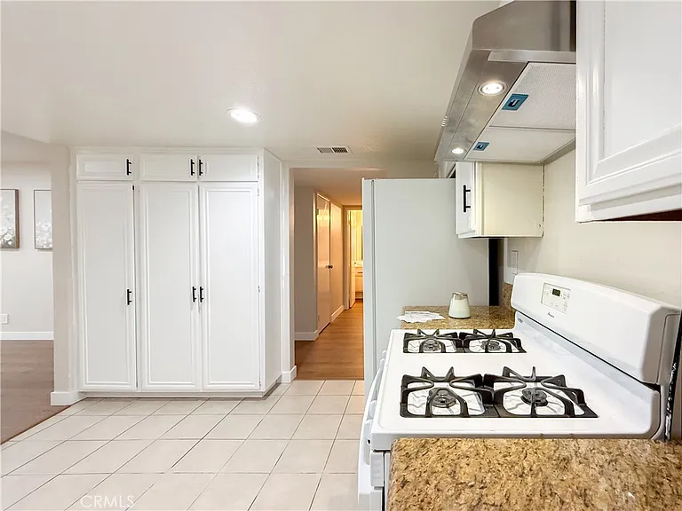 1034 Romney Dr — Photo 15