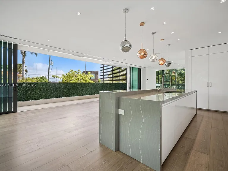N Hibiscus Dr — Photo 11