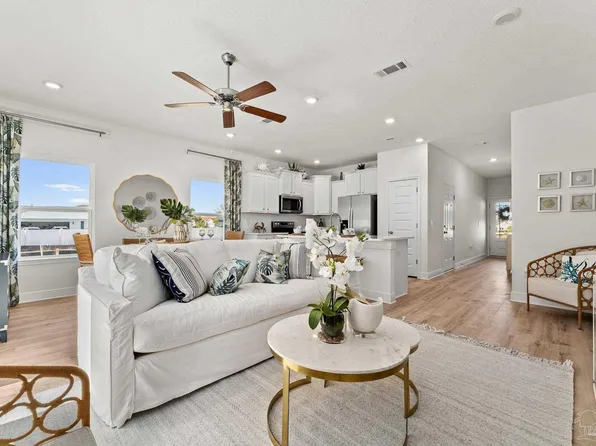 1225 Fairchild Village Dr, Pensacola, FL 32504