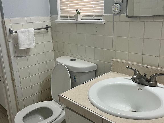 5th image of 3007 SW 27th Ave