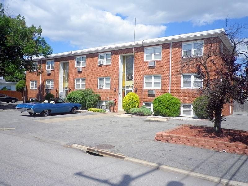 1st image of 310 Evergreen St APT 1