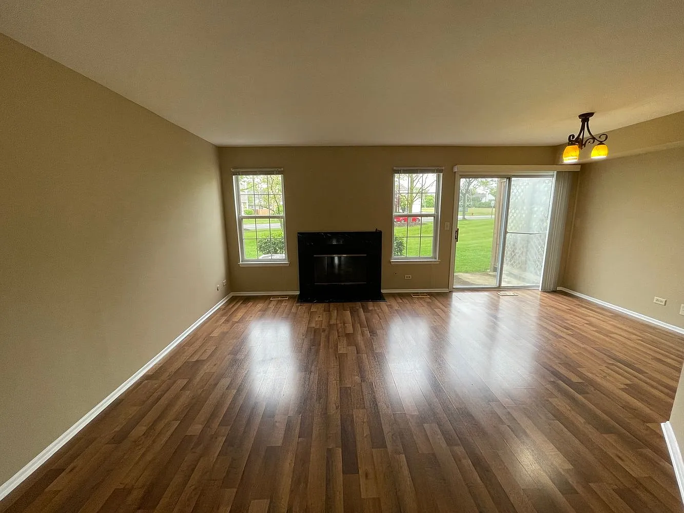 2 bed, 1017 sqft, $2,400 — Photo 3