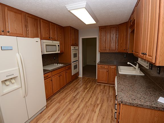 3rd image of 277 Robinhood Dr