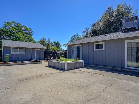 3rd image of 2689 Shasta View Dr