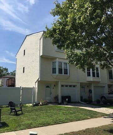 2nd image of 540 Dongan Hills Ave