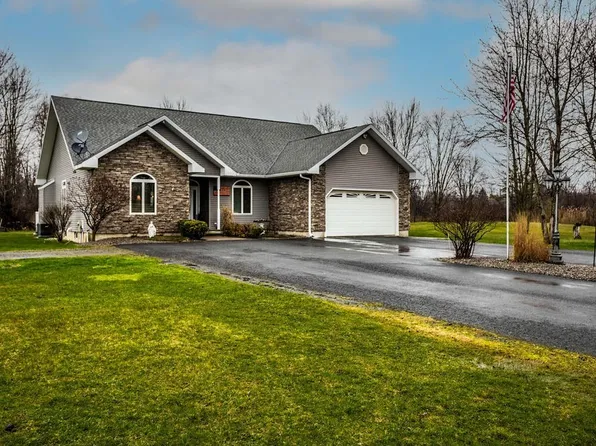 7551 Myers Rd, East Syracuse, NY 13057